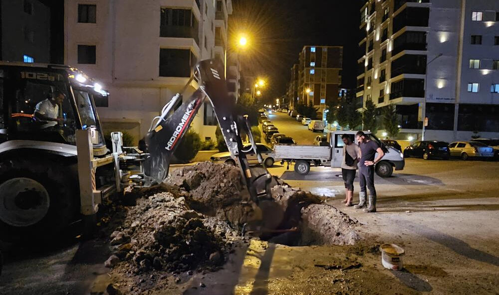 Edirne'de gece vakti korku dolu anlar! Su boru hattı çalışması sırasında doğal gaz patladı - 1. Resim