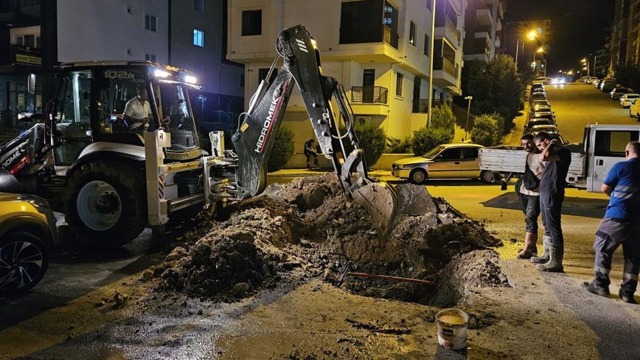 Edirne'de gece vakti korku dolu anlar! Su boru hattı çalışması sırasında doğal gaz patladı Edirne'de gece vakti korku dolu anlar! Su boru hattı çalışması sırasında doğal gaz patladı