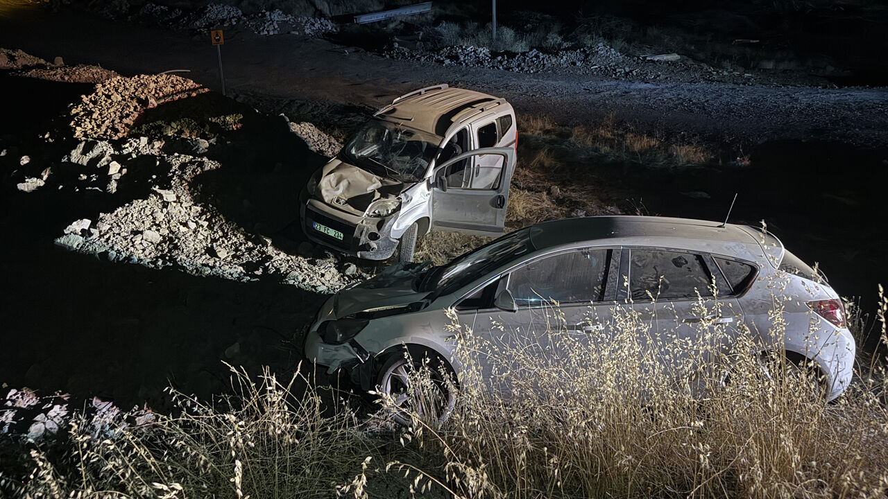 Elazığ'da feci kazada can pazarı! Çok sayıda yaralı var - 1. Resim