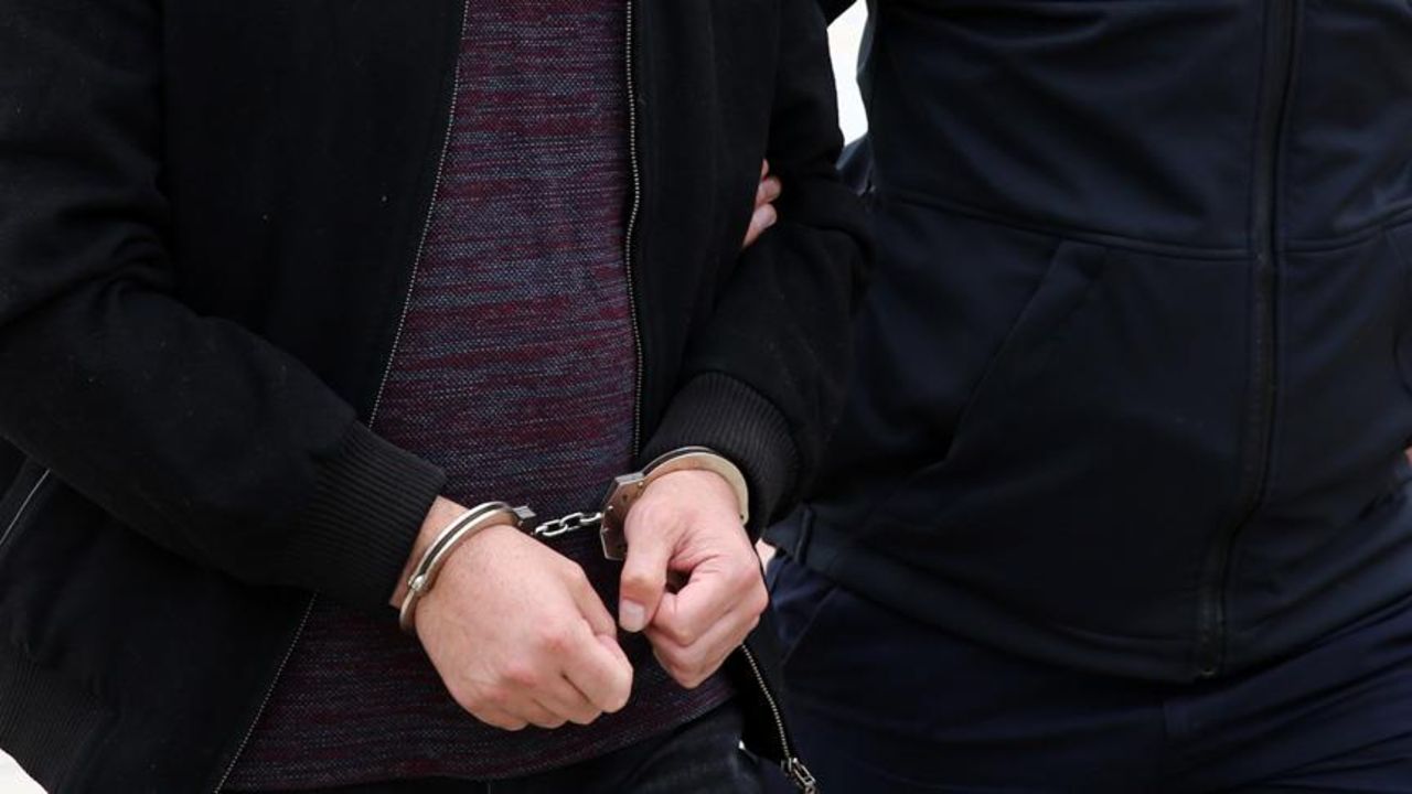 Eski emniyet müdürü firari FETÖ'cü Muğla'da enselendi Eski emniyet müdürü firari FETÖ'cü Muğla'da enselendi