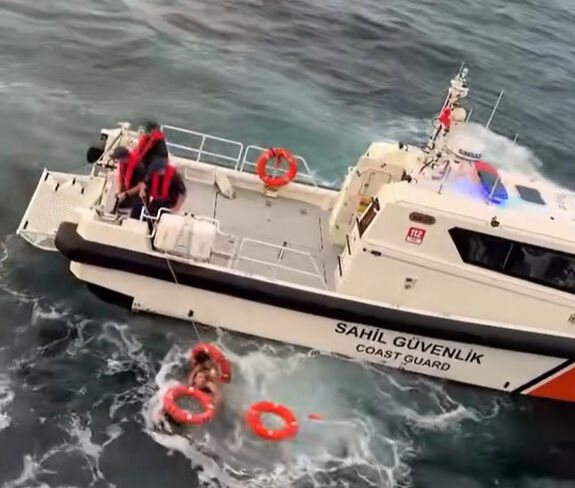 Feribotta herkesin gözü önünde denize atladı! İşte kan donduran o anlar - 1. Resim