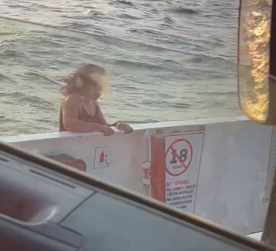 Feribotta herkesin gözü önünde denize atladı! İşte kan donduran o anlar - 2. Resim