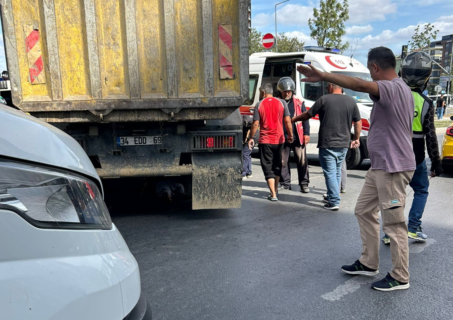 Kamyon, yoldan geçen kadını böyle ezdi! Saniye saniye kamerada - 1. Resim