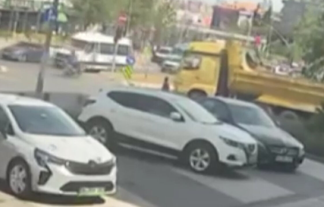 Kamyon, yoldan geçen kadını böyle ezdi! Saniye saniye kamerada - 2. Resim