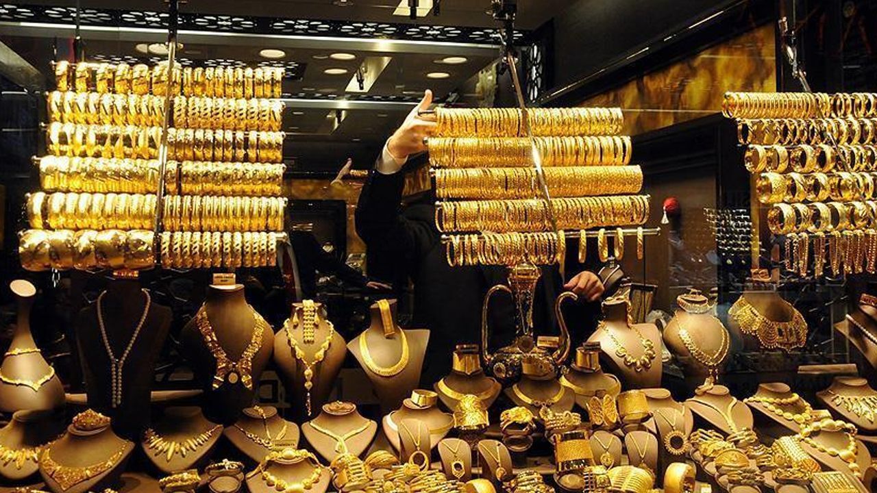 Kapalıçarşı'da 23 iş yerine baskın düzenlendi! 1 milyar 250 milyon liralık mücevher ele geçirildi - Gündem