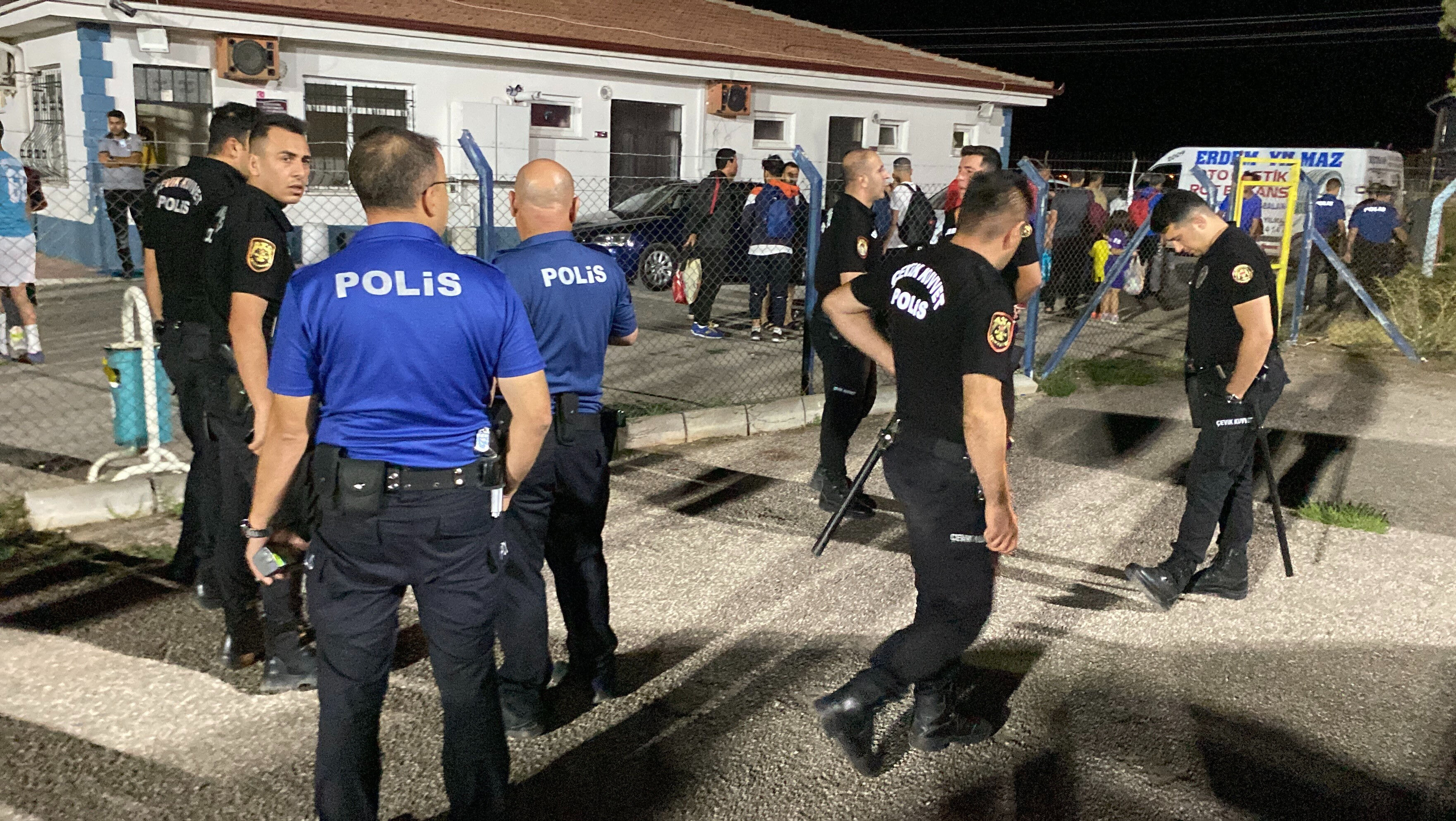 Kırmızı karta sinirlenen futbolcu, hakemi yumrukladı - 2. Resim