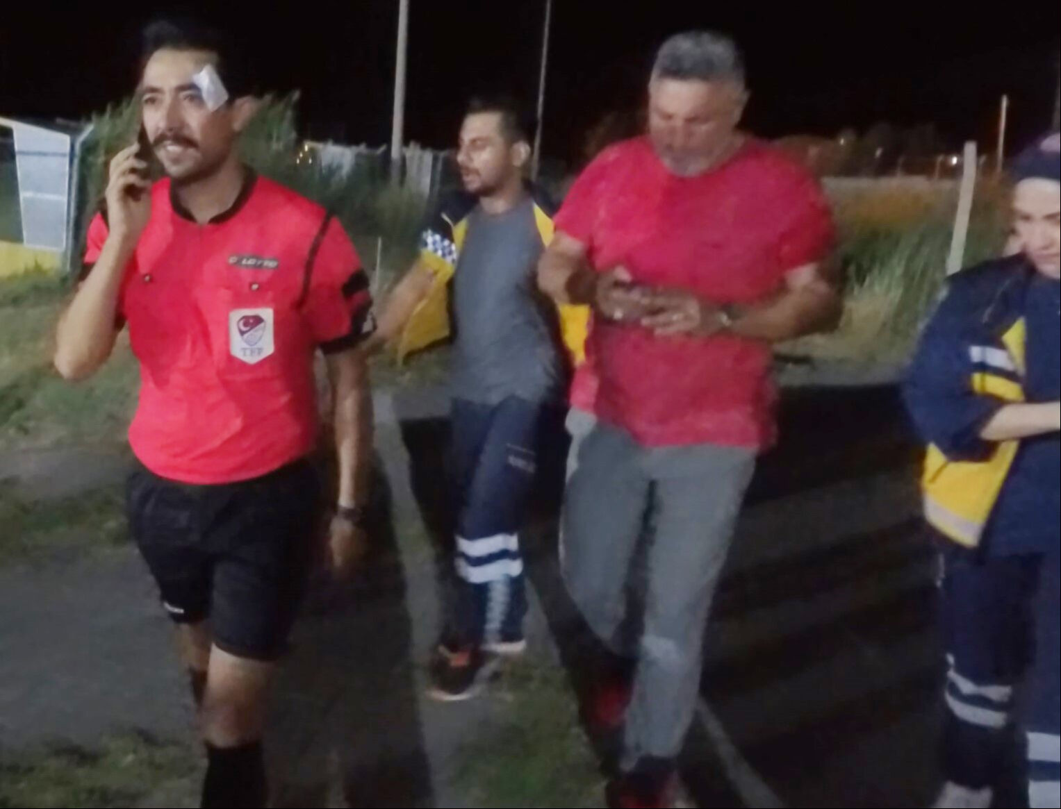 Kırmızı karta sinirlenen futbolcu, hakemi yumrukladı - 1. Resim