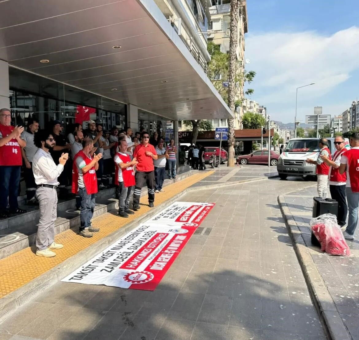 Maaş krizi devam ediyor! 25 gündür çalışmıyorlar, belediye personeli grevde - 2. Resim