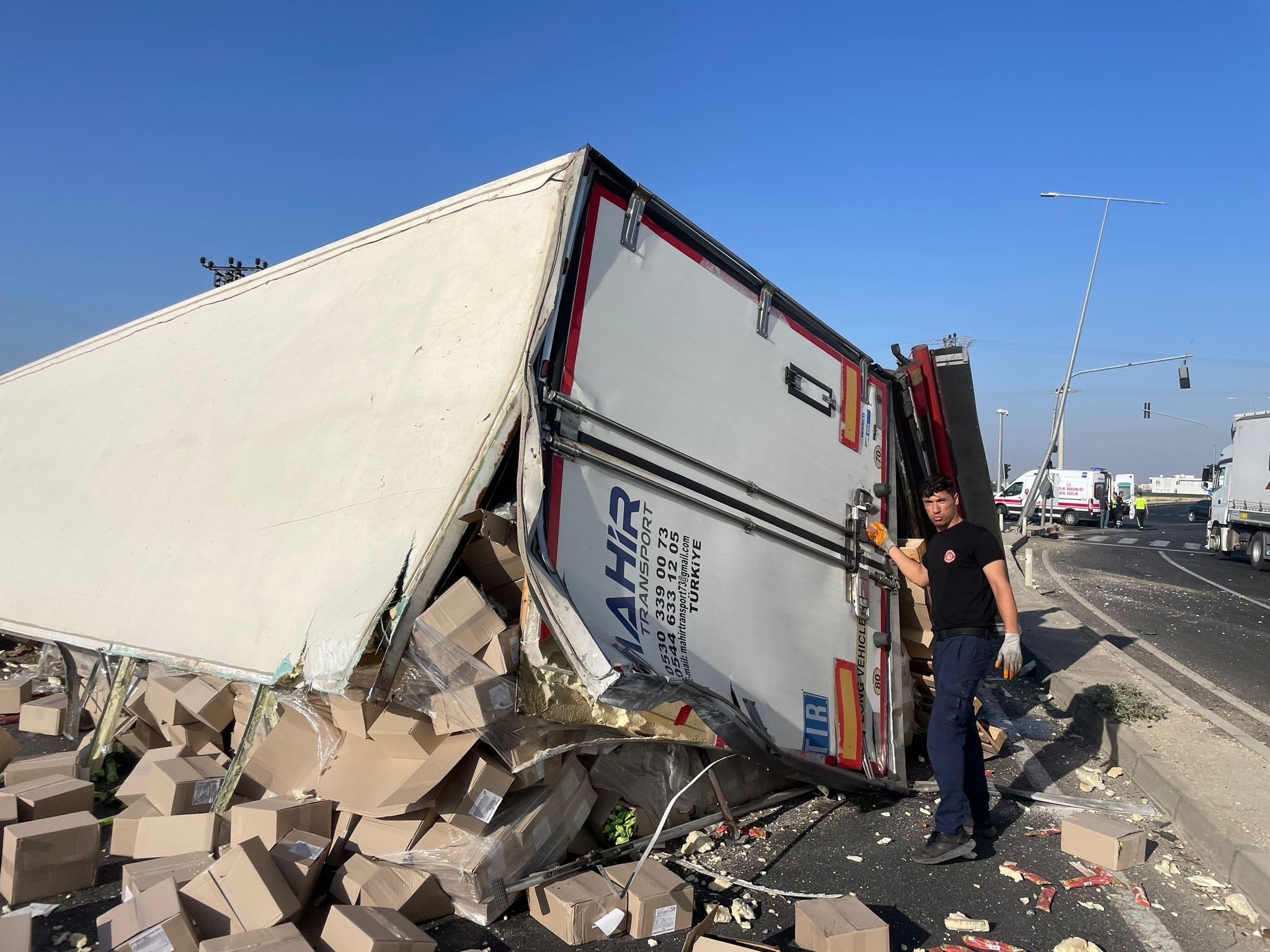 Tırlar otobüs çarpıştı, feci kazada çok sayıda insan yaralandı - 2. Resim