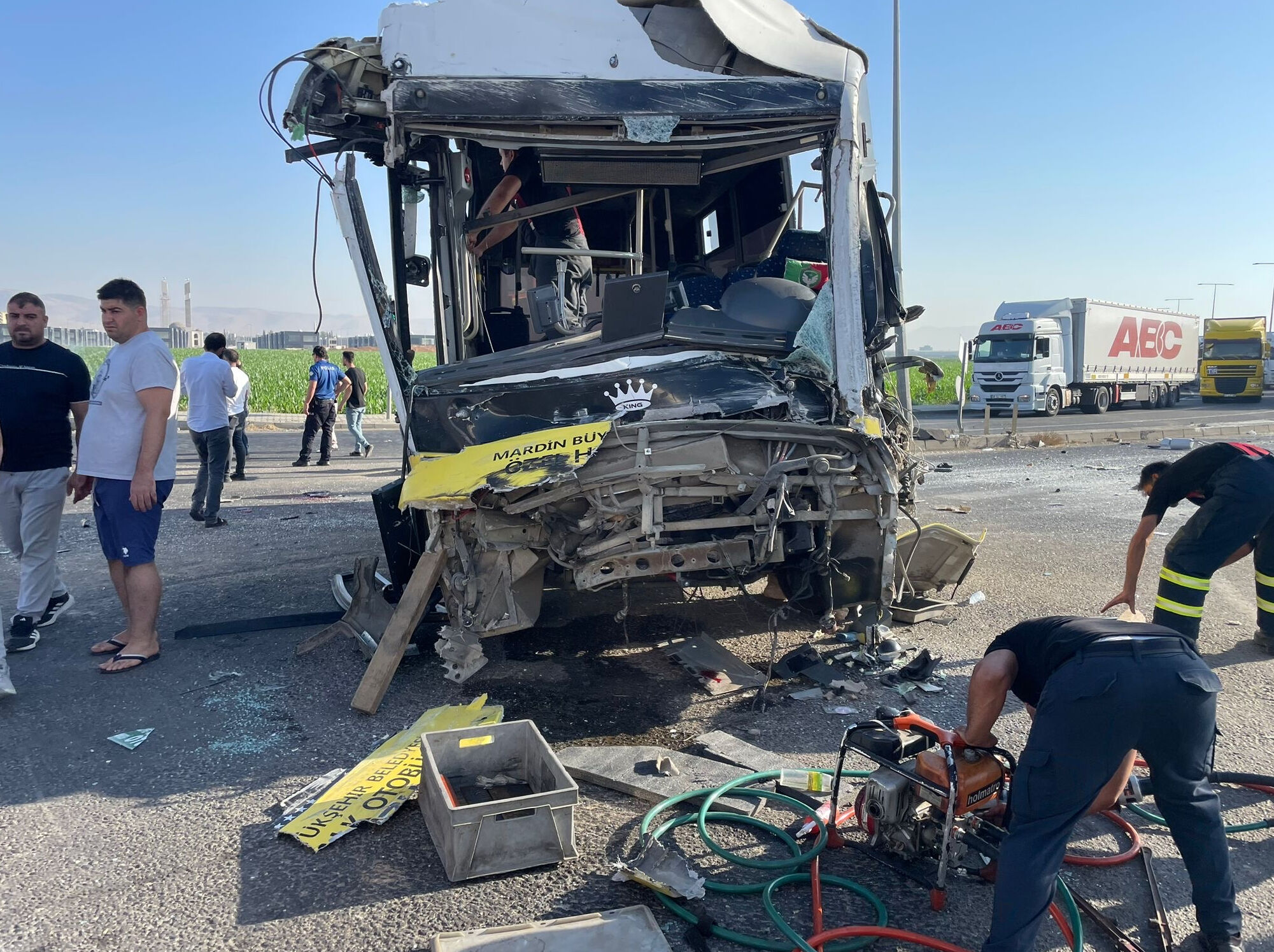 Tırlar otobüs çarpıştı, feci kazada çok sayıda insan yaralandı - 1. Resim