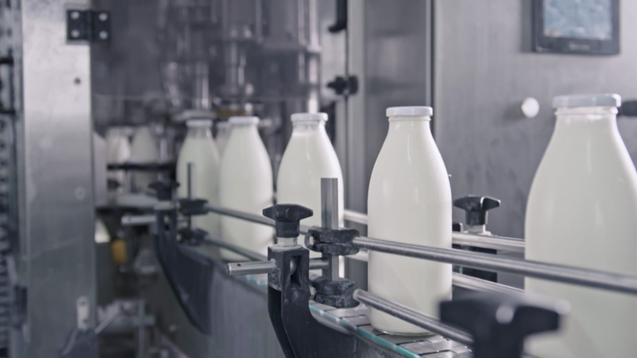 Zincir marketlere de üretim yapıyor! Ünlü süt markasına soruşturma Zincir marketlere de üretim yapıyor! Ünlü süt markasına soruşturma