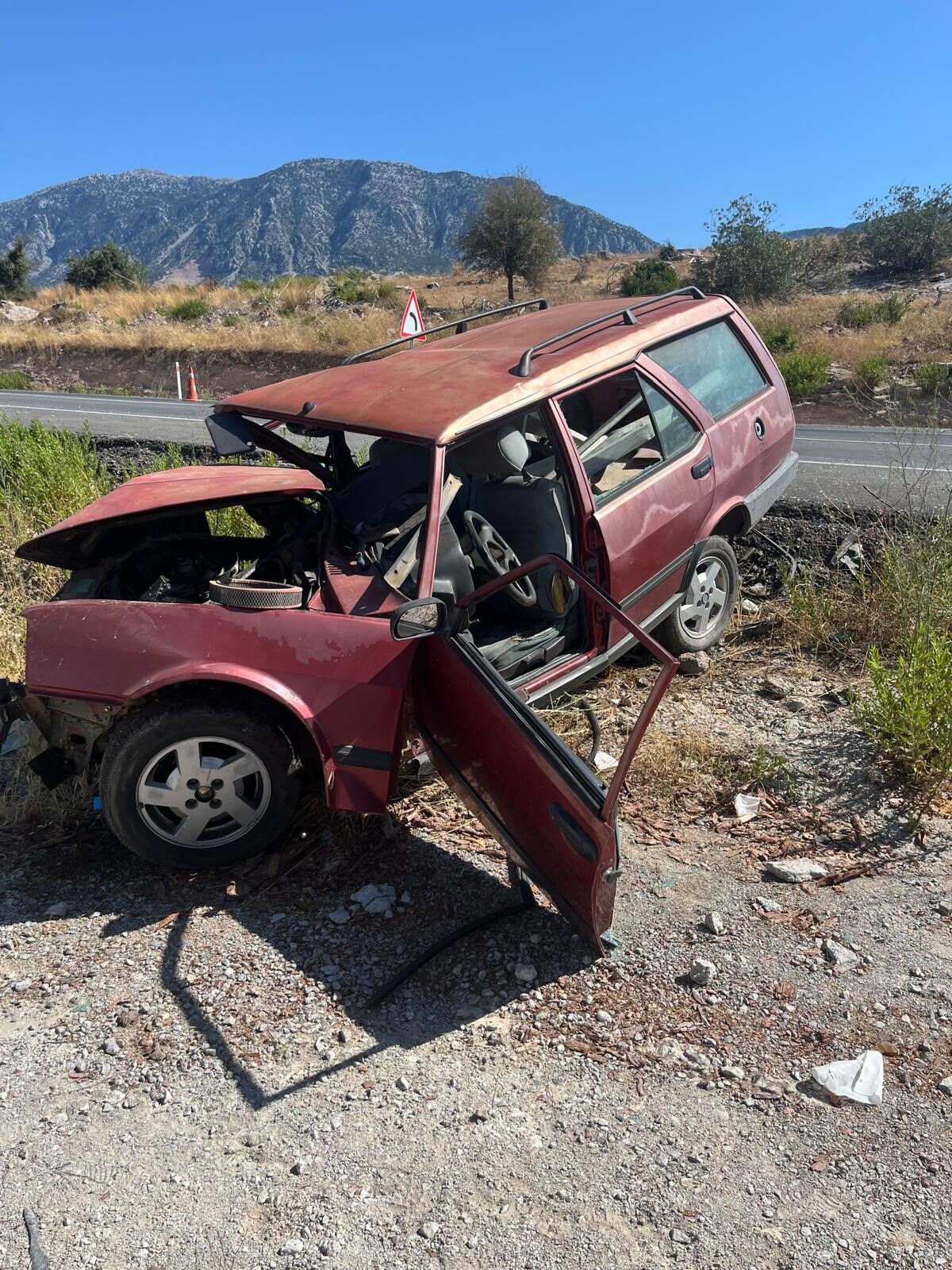 Antalya'da korkunç kaza! İki otomobil kafa kafaya çarpıştı: 1'i ağır 6 yaralı - 1. Resim