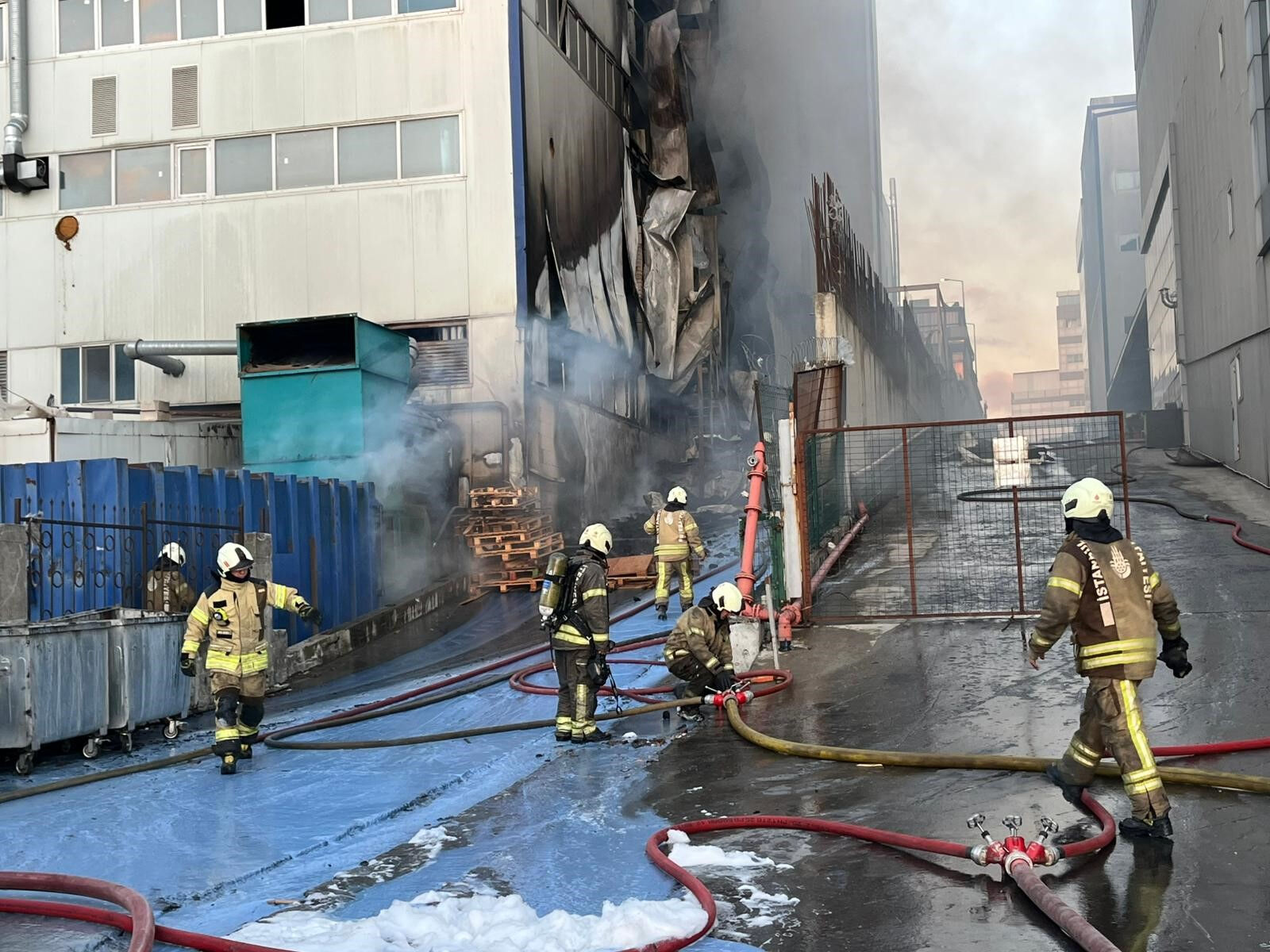 Arnavutköy'de korkutan fabrika yangını! Çevre ilçelerden ekipler devrede - 1. Resim
