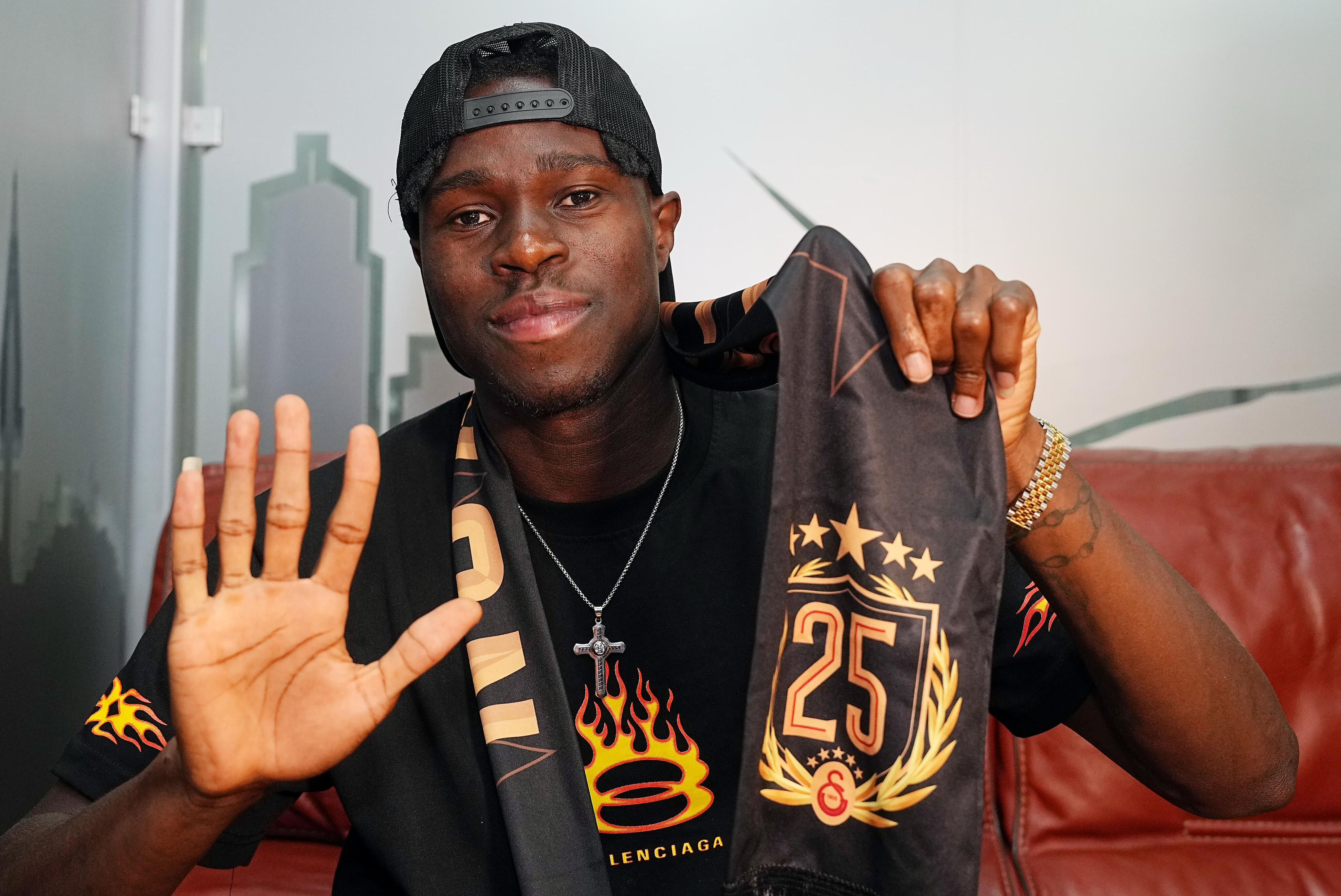 Aslan Singo! Galatasaray uzun süredir uğraş verdiği yıldız stoperin transferini bitirdi - 1. Resim