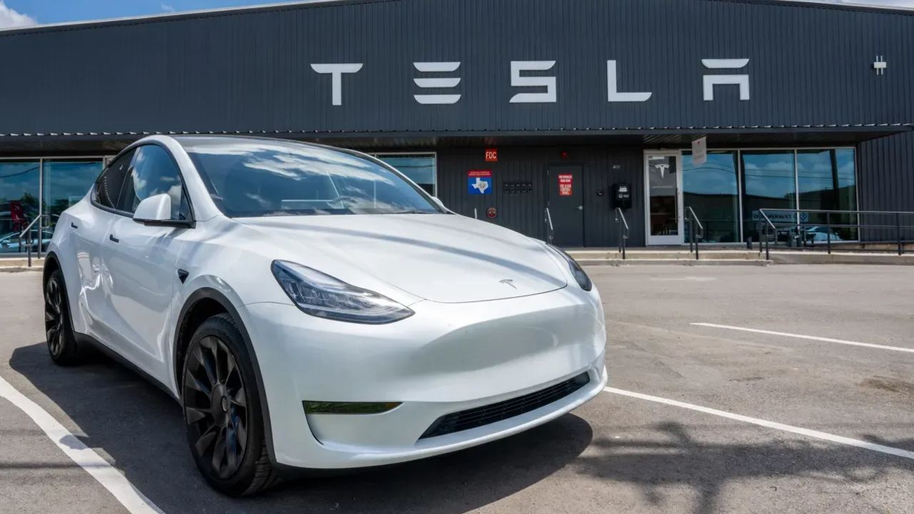 Avrupa'da Tesla'ya ağır darbe! Satışlar yarı yarıya düştü Avrupa'da Tesla'ya ağır darbe! Satışlar yarı yarıya düştü