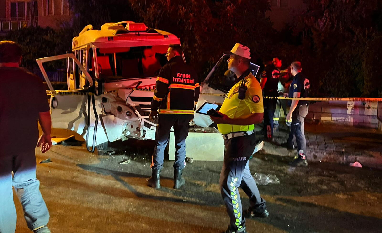 Aydın'da minibüs ile otomobil çarpıştı: Çok sayıda yaralı var - 1. Resim