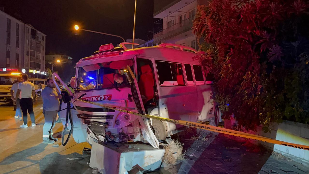 Aydın&#039;da minibüs ile otomobil çarpıştı: Çok sayıda yaralı var