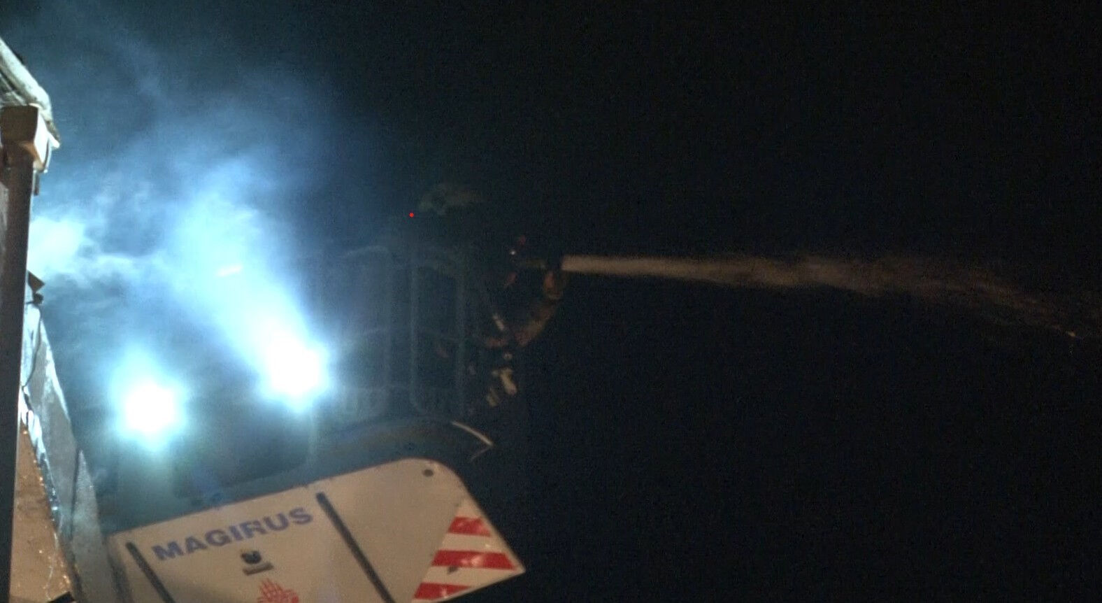 Beyoğlu'nda korkutan patlama! 5 katlı binanın çatısında yangın çıktı - 1. Resim