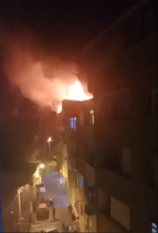 Beyoğlu'nda korkutan patlama! 5 katlı binanın çatısında yangın çıktı - 2. Resim