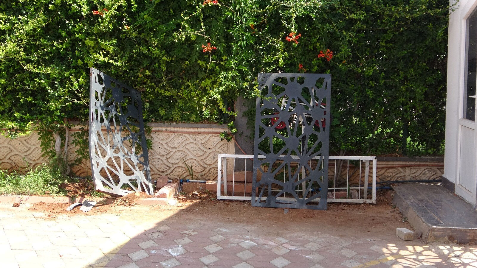 Bir anda gaza bastı! Kontrolsüz sürücü, komşusunu böyle ezdi - 2. Resim