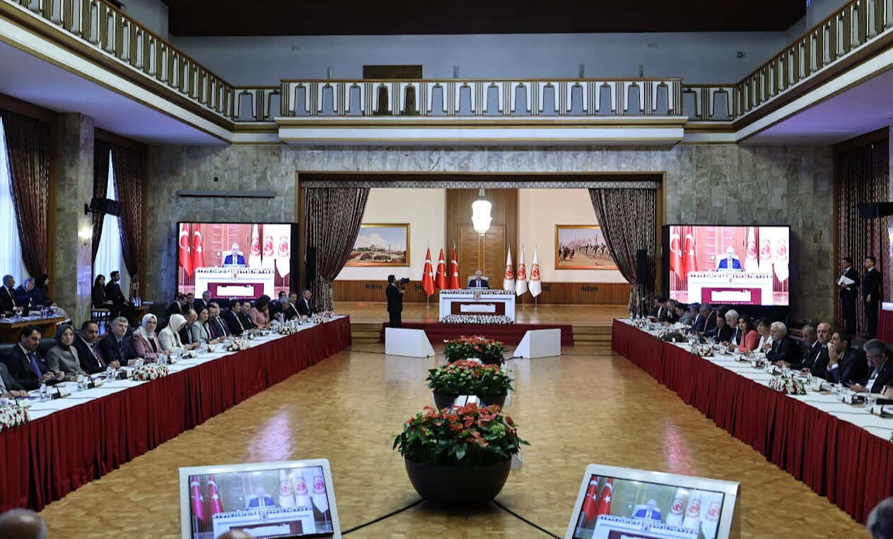 Bülent Arınç'tan komisyona damga vuran sözler: Umut hakkı mutlaka uygulanmalıdır - 1. Resim