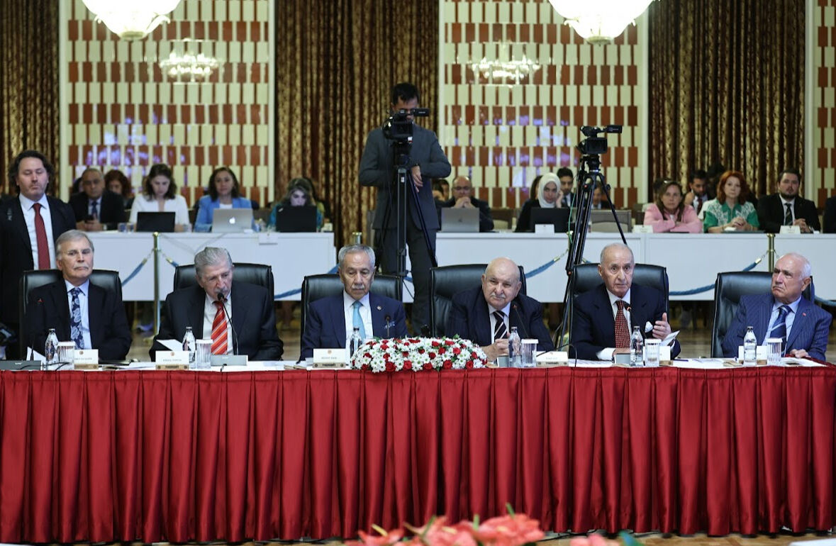 Bülent Arınç'tan komisyona damga vuran sözler: Umut hakkı mutlaka uygulanmalıdır - 2. Resim