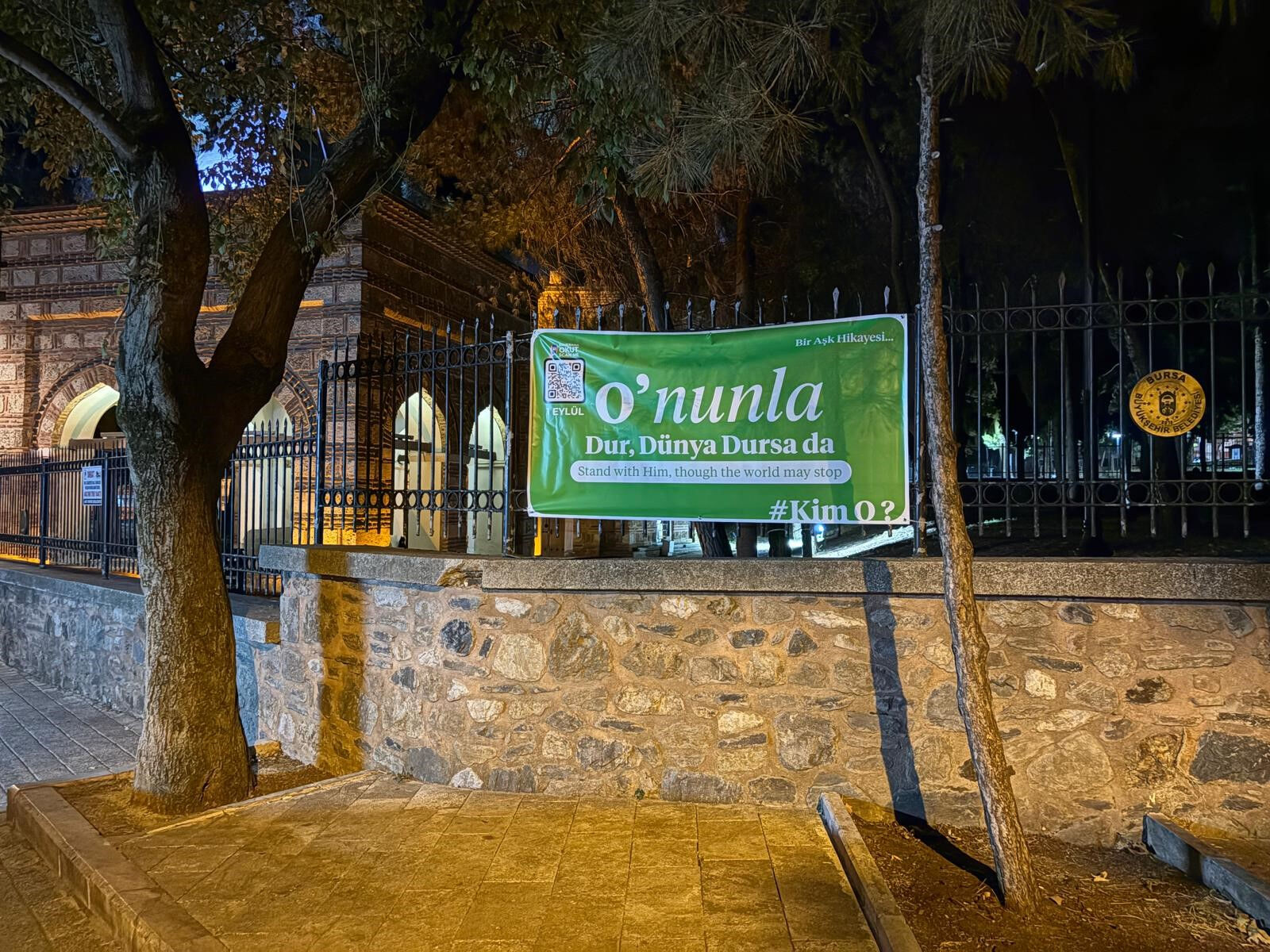 Bütün kent bu gizemli pankartların peşinde! 