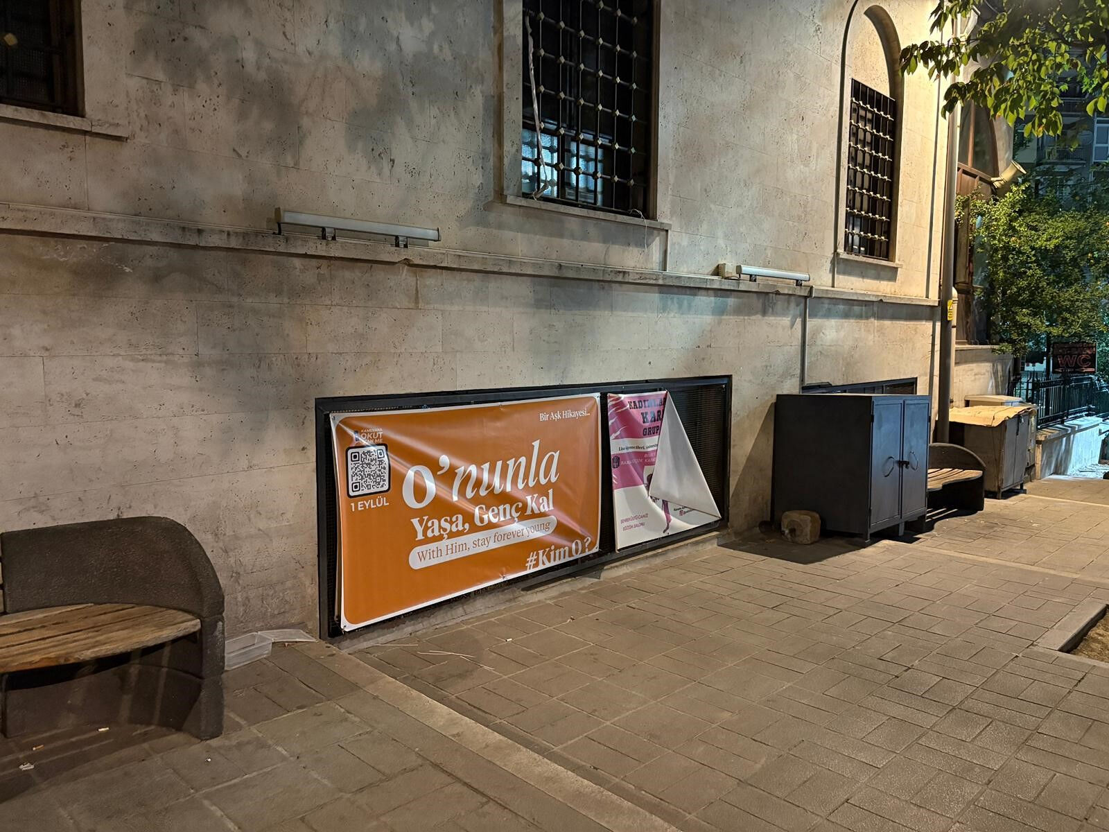 Bütün kent bu gizemli pankartların peşinde! 