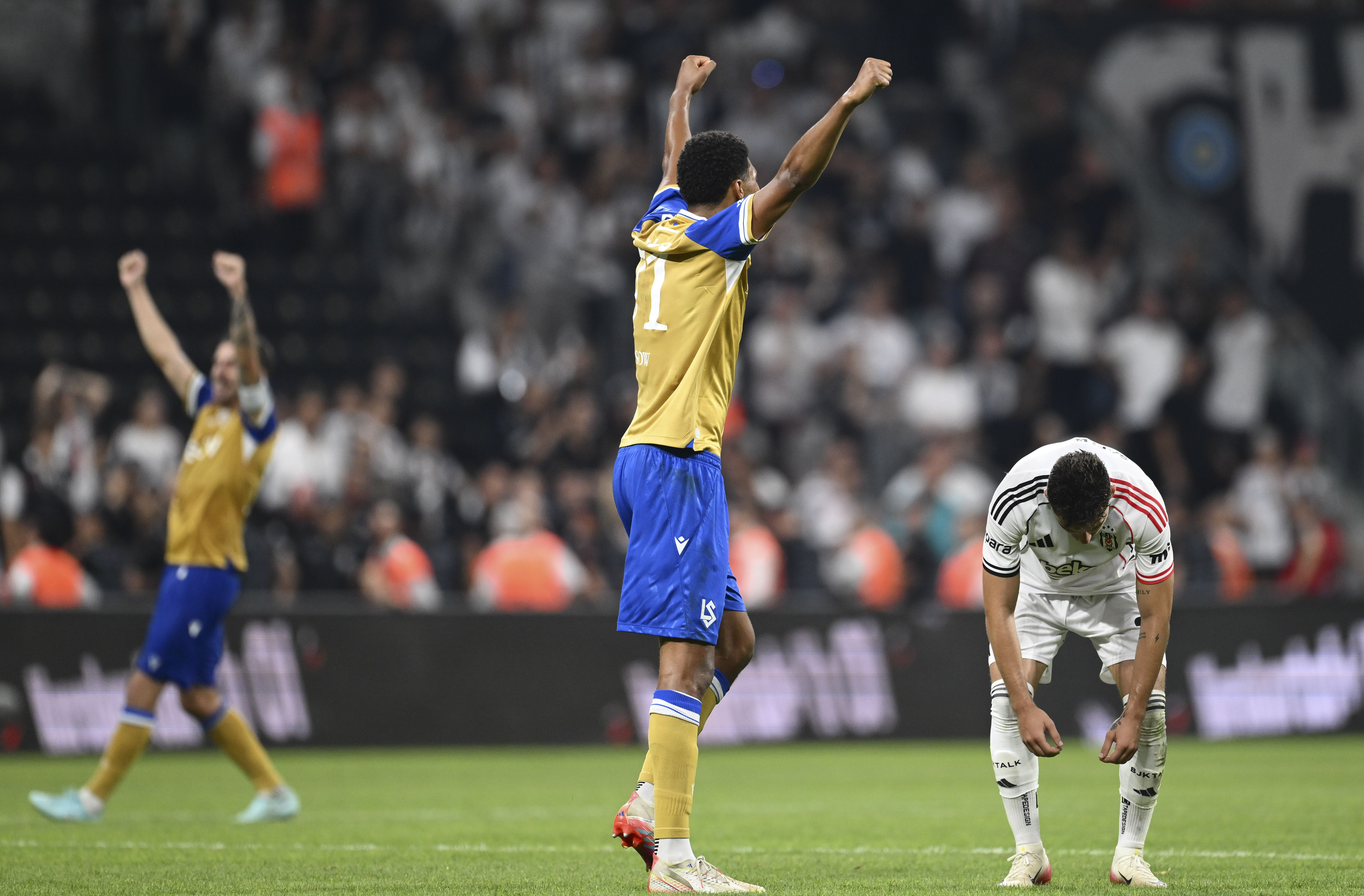 Dolmabahçe'de protesto! Taraftardan yönetime 'istifa' tezahüratı - 1. Resim