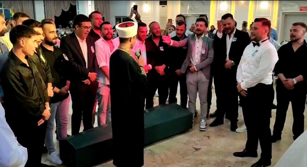 Düğünde yeni evli çifte şok! Damat için cenaze töreni düzenlendi - 2. Resim