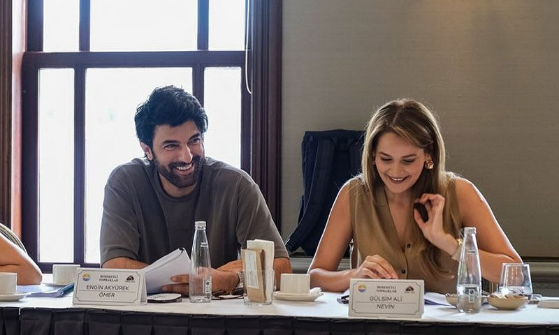 Engin Akyürek ile Gülsim Ali’yi buluşturan Bereketli Topraklar’dan ilk kareler geldi! Herkes aynı yorumu yaptı - 1. Resim