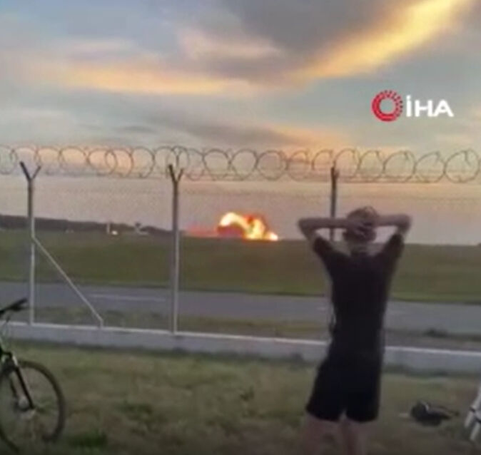 F16 savaş uçağı yere çakıldı! Alev topuna dönen uçakta pilot can verdi - 1. Resim