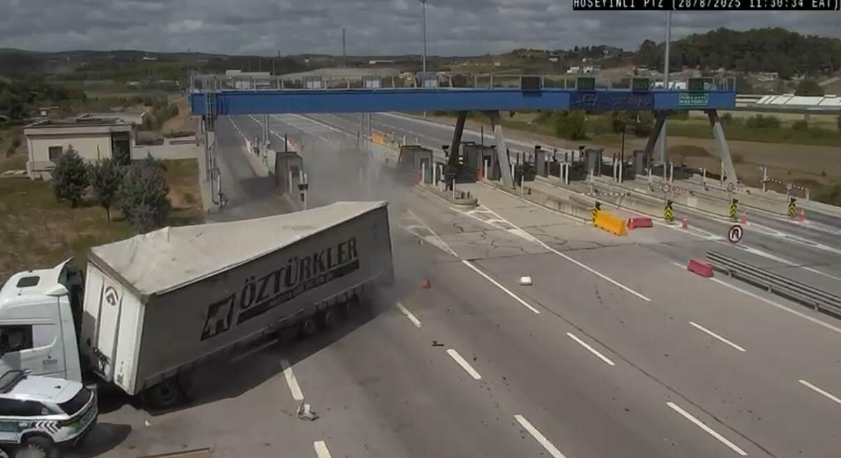 Gişelerde feci kaza! Kontrolden çıkan tır, ekip otosuna çarptı... Yaralılar var - 1. Resim