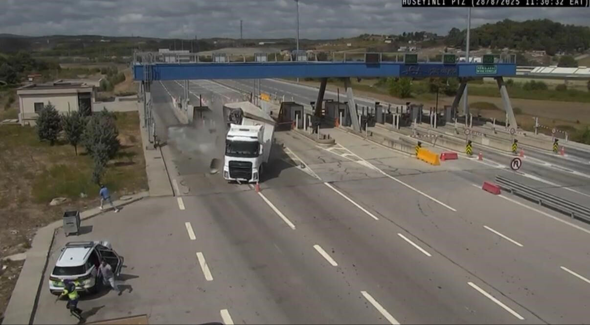 Gişelerde feci kaza! Kontrolden çıkan tır, ekip otosuna çarptı... Yaralılar var - 2. Resim