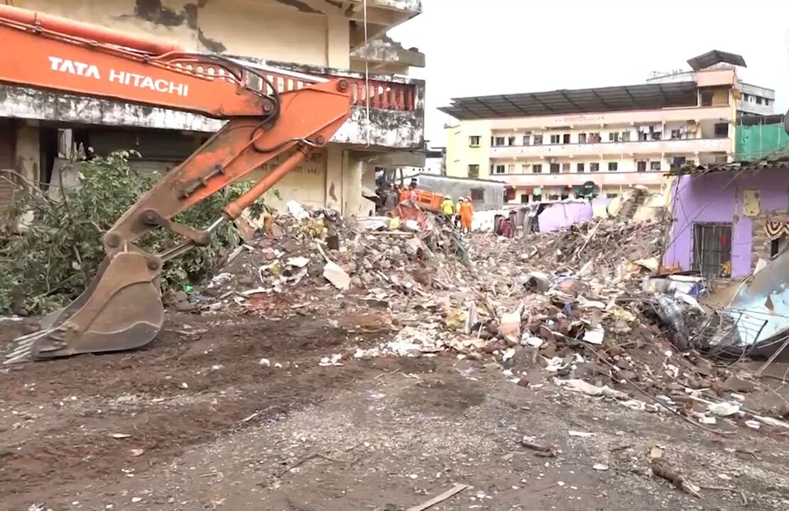 Hindistan'da feci olay! Çöken bina 15 kişiye mezar oldu Hindistan'da feci olay! Çöken bina 15 kişiye mezar oldu - 1. Resim