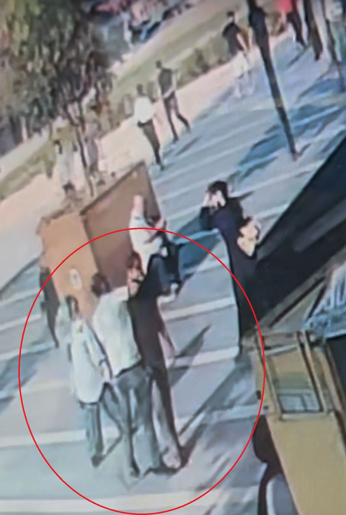 Husumetlini tek yumrukla yere serdi! Çevredekiler şoka girdi: O anlar kamerada - 1. Resim