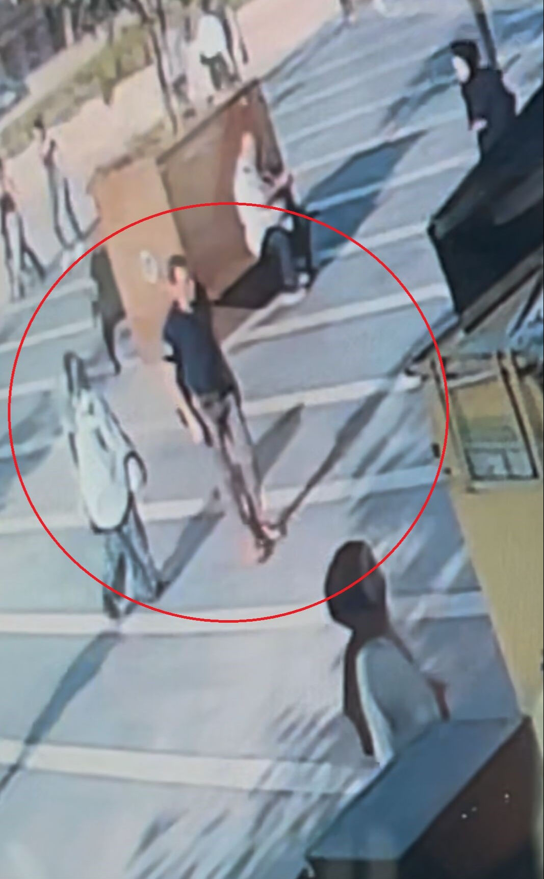 Husumetlini tek yumrukla yere serdi! Çevredekiler şoka girdi: O anlar kamerada - 2. Resim