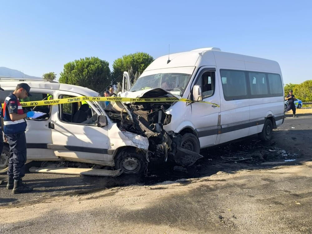 İzmir'de işçi servisiyle ticari araç çarpıştı! Ölü ve yaralılar var - 1. Resim