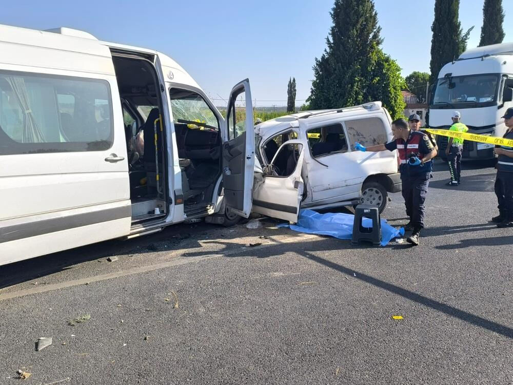 İzmir'de işçi servisiyle ticari araç çarpıştı! Ölü ve yaralılar var - 2. Resim