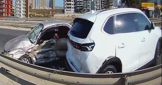 Mersin'de peş peşe kazalar! Birinde teker koptu, diğerinde sürücü araca sıkıştı - 1. Resim