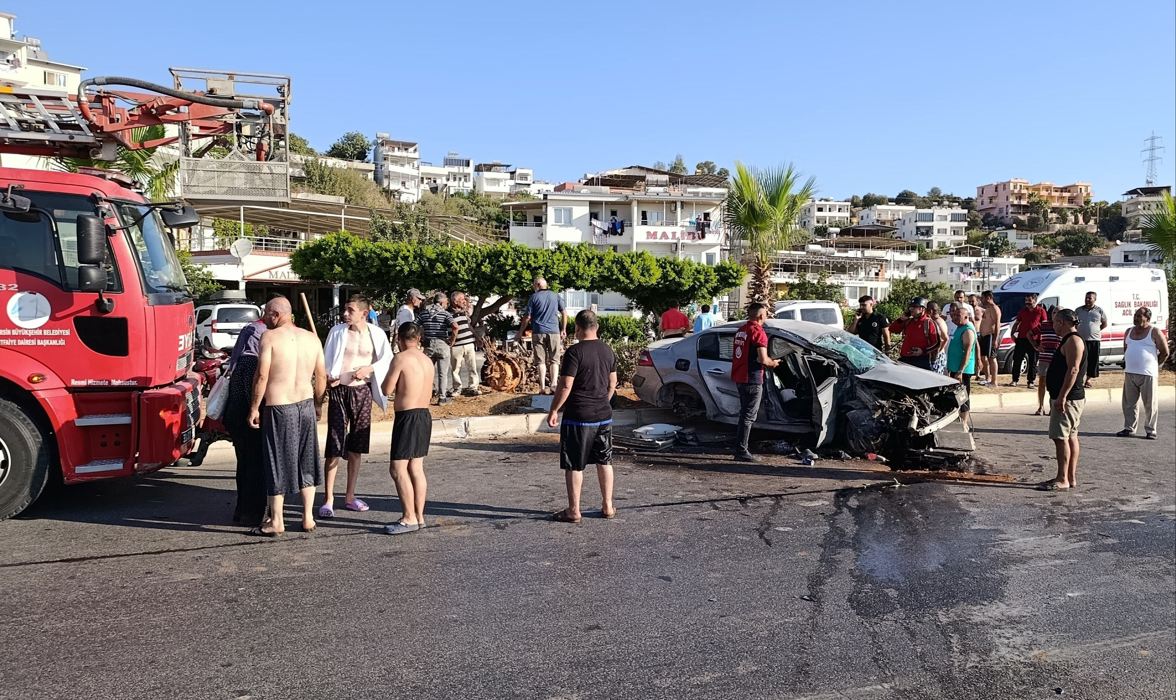 Mersin'de peş peşe kazalar! Birinde teker koptu, diğerinde sürücü araca sıkıştı - 2. Resim