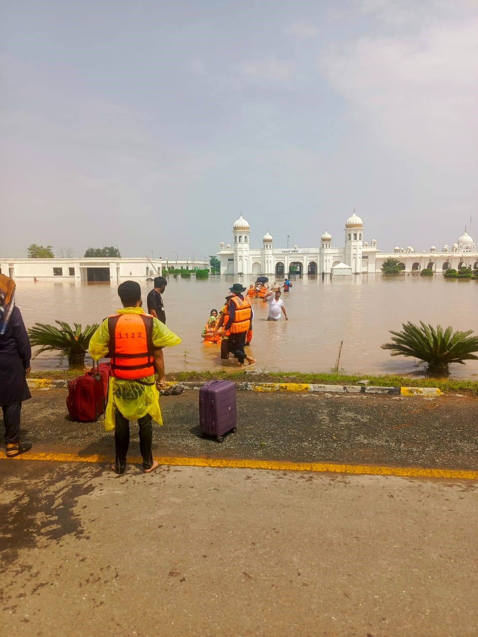 Pakistan felaketi yaşıyor! Yüzlerce köy sular altında: Çok sayıda kişi hayatını kaybetti Pakistan felaketi yaşıyor! Yüzlerce köy sular altında: Çok sayıda kişi hayatını kaybetti - 1. Resim