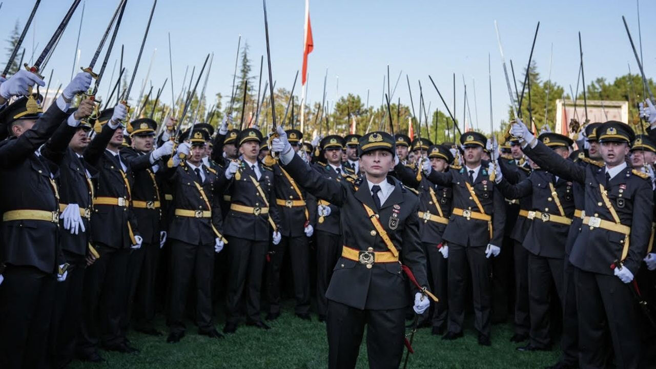 Teğmenlerin kılıçlı korsan yemini gündem olmuştu! MSB'den Harp Okullarındaki mezuniyet açıklaması - 1. Resim