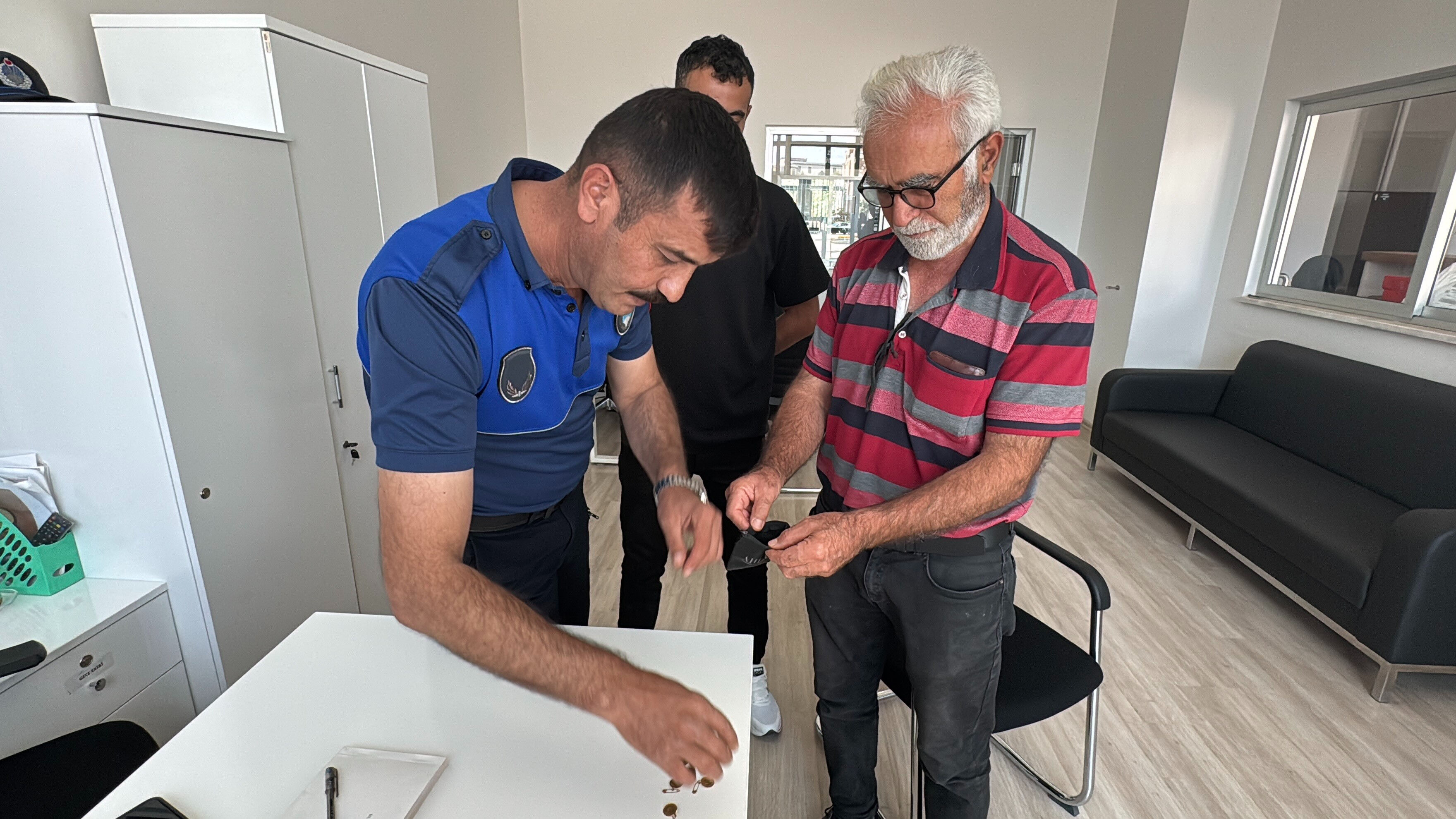 10 çeyrek, 2 ata ve 1 tam altın buldu, sahibine teslim etti! 