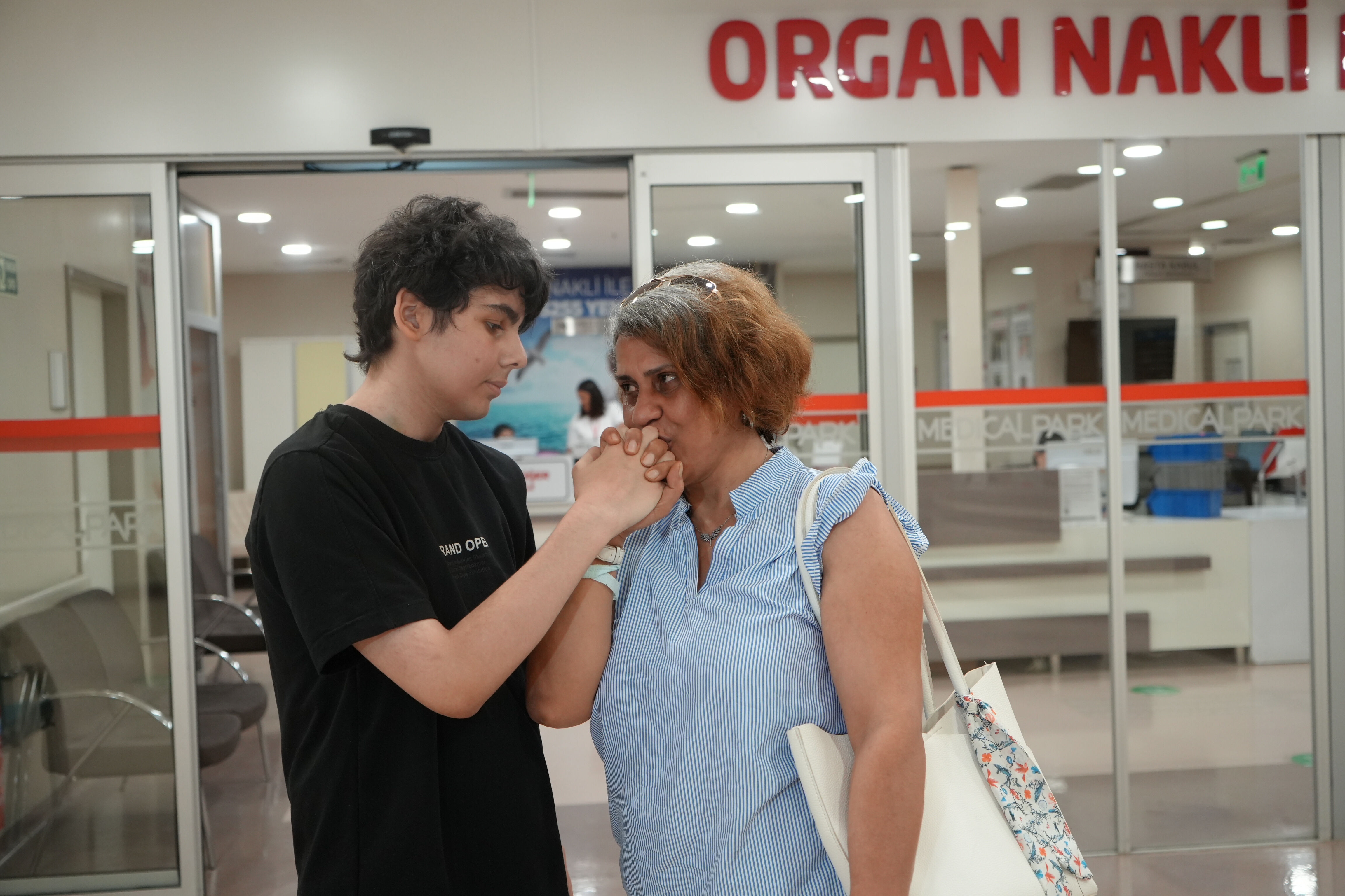 15 yaşındaki Ahmet Eren' e umut ışığı: İngiliz turistin ailesi bağışladı - 2. Resim