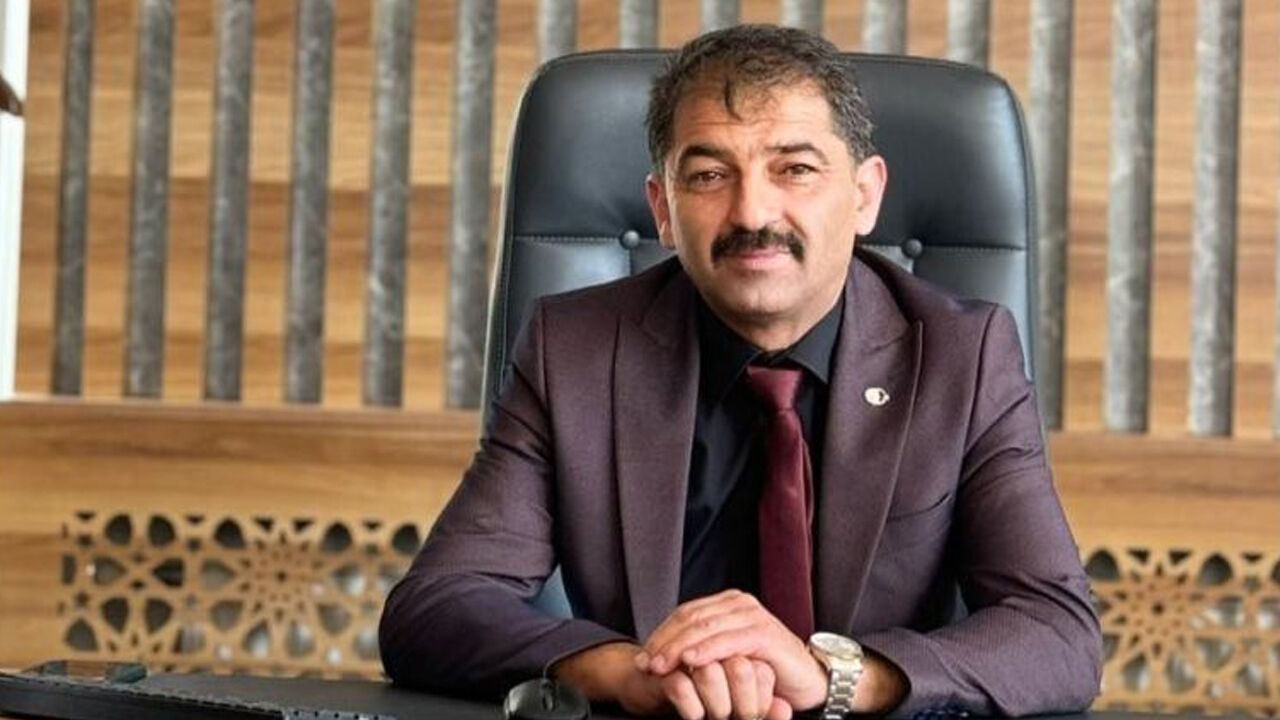 CHP'li Belediye Başkanı zabıtaları sopayla dövdü! Şoke eden görüntüler CHP'li Belediye Başkanı zabıtaları sopayla dövdü iddiası - 1. Resim