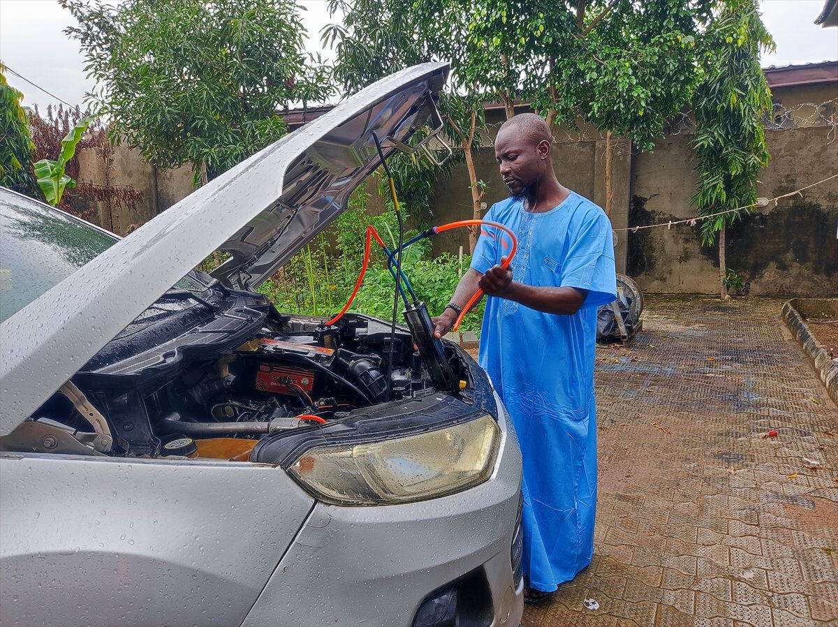 Çocukluk hayali teknolojiye dönüştü! Arabasını suyla çalıştıran cihaz yaptı - 1. Resim