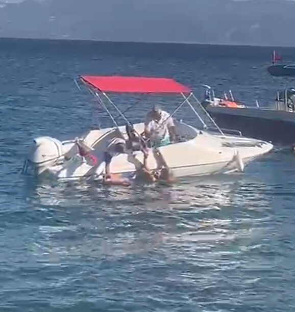 Denizde yüzerken neye uğradığını şaşırdı! Teknenin çarptığı kadının bacakları kırıldı - 1. Resim