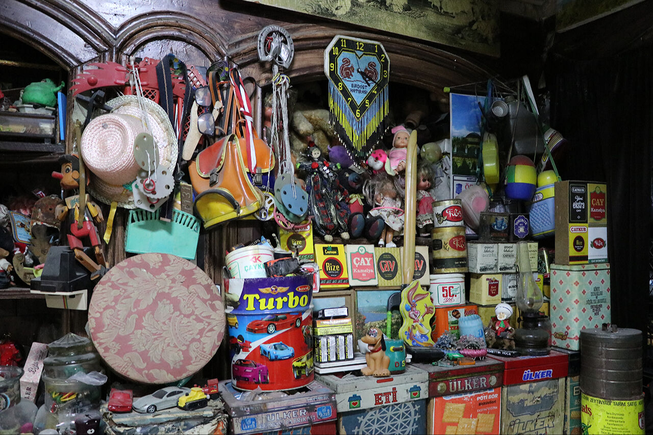 D&uuml;kkanı zaman t&uuml;neline d&ouml;n&uuml;şt&uuml;! 10 bin par&ccedil;alık oyuncak koleksiyonu g&ouml;renleri hayran bırakıyor - 2. Resim