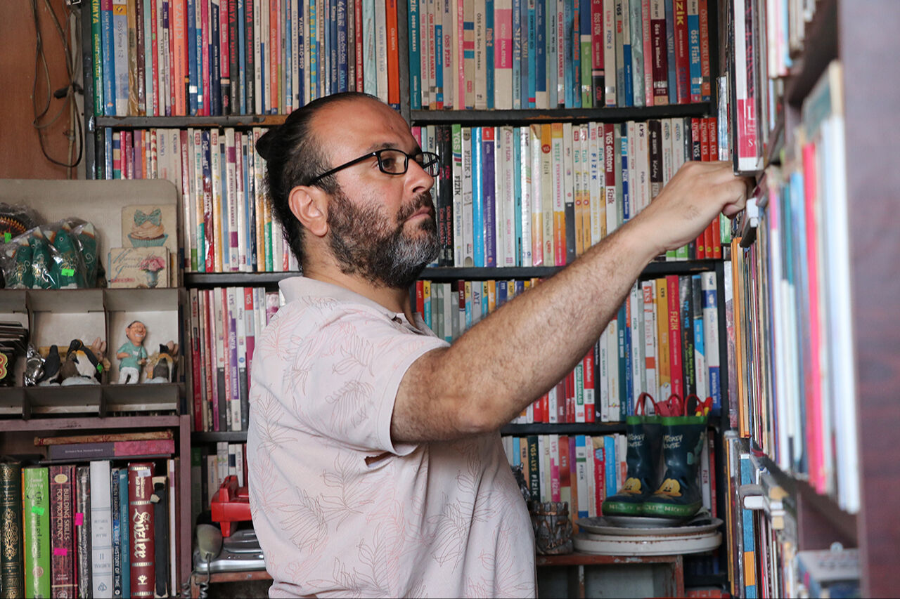 D&uuml;kkanı zaman t&uuml;neline d&ouml;n&uuml;şt&uuml;! 10 bin par&ccedil;alık oyuncak koleksiyonu g&ouml;renleri hayran bırakıyor - 5. Resim